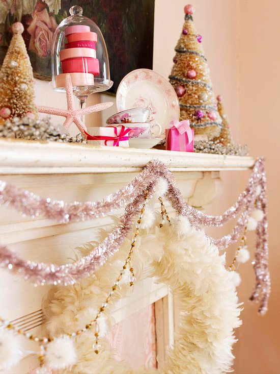 weihnachtsdeko kaminsims girlanden rosa glitzernde ketten federn kranz