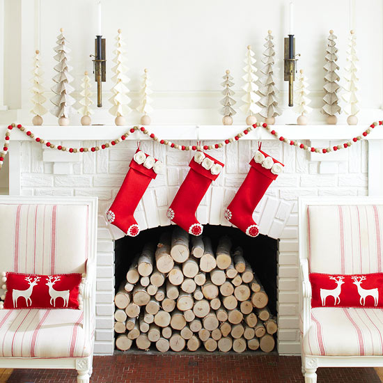 weihnachtsdeko kaminsims rote nikolausstiefel symmetrisch