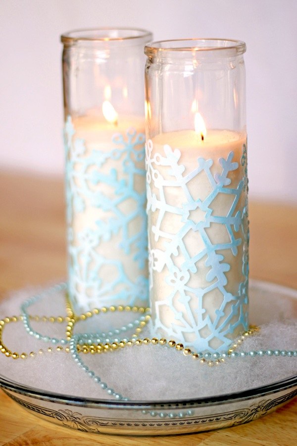 weihnachtsdeko kerzenlichter blaue papier schneeflocken bastelidee
