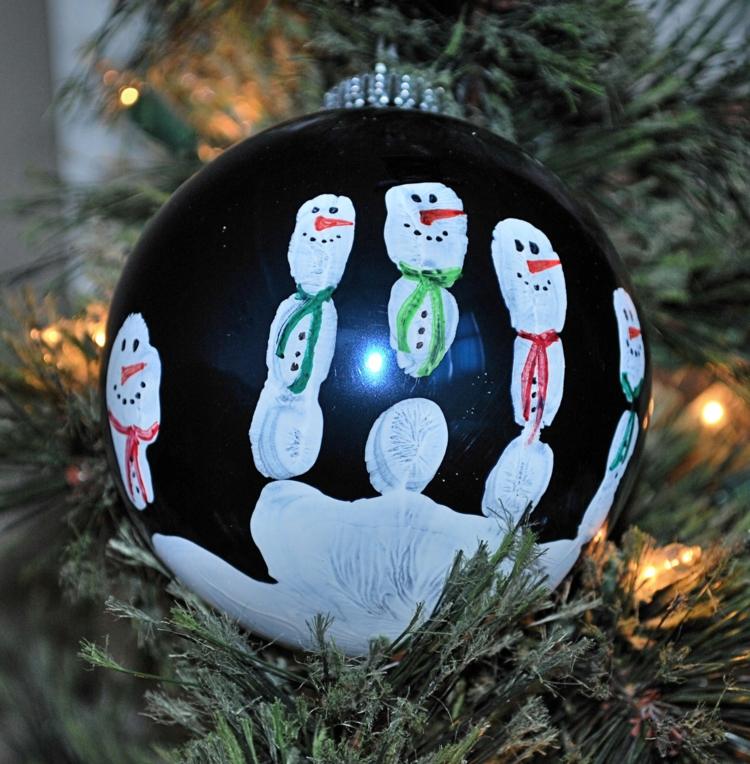 weihnachtsdeko mit kindern basteln christbaumkugel schwarz handabdruck schneemann