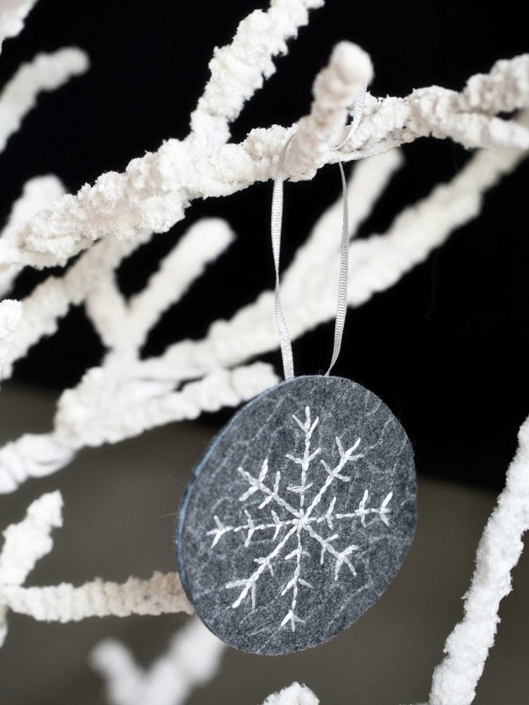 weihnachtsdeko mit schneeflocken filz idee grau naehen schneeflocke anhaenger