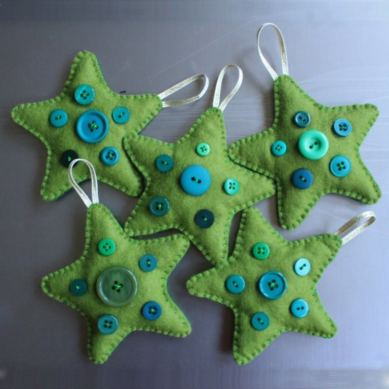 weihnachtsdeko mit sternen filz naehen knoepfe blau gruen anhaenger