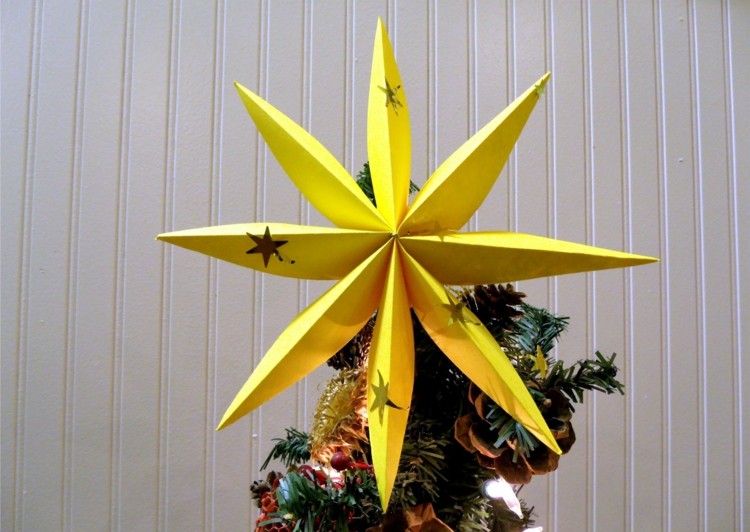 weihnachtsdeko mit sternen tannenspitze schmuck papier gelb idee