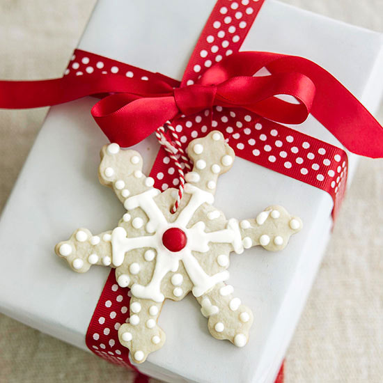 Weihnachtsdeko mit Schneeflocken salzteig plätzchenform geschenk