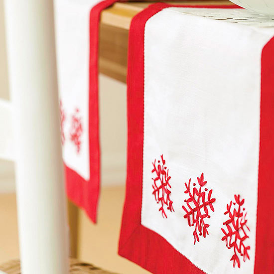 Weihnachtsdeko mit Schneeflocken tischläufer nähen dekorieren