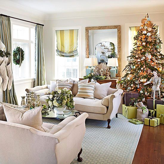weihnachtsdeko wohnzimmer creme sofa hellgrüne geschenkverpackung