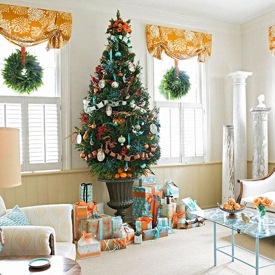 weihnachtsdeko im wohnzimmer farbe orange hellblau geschenke
