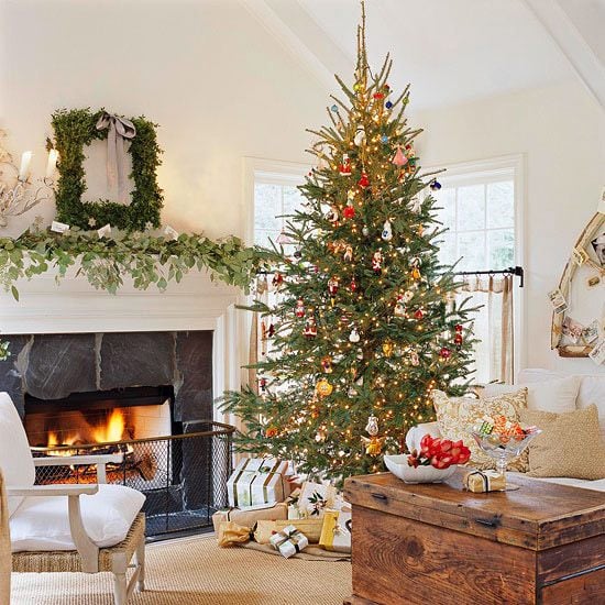 weihnachtsdeko wohnzimmer baum kamin holz truhe couchtisch