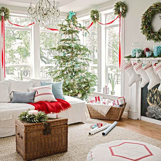 weihnachtsdekoration wohnzimmer weiß rot blau körbe beistelltische