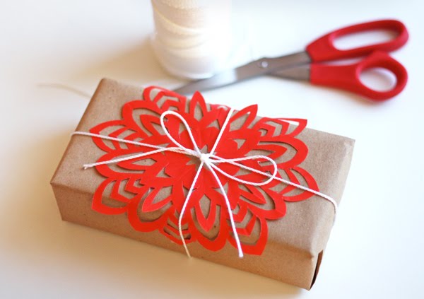 weihnachtsgeschenke ideen verzierung rot papier schneeflocke