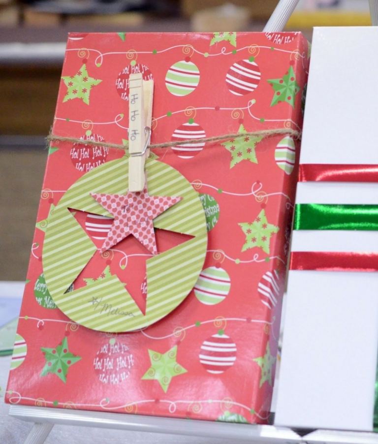 weihnachtsgeschenke verpacken anhaenger waescheklammer stern geschenkpapier