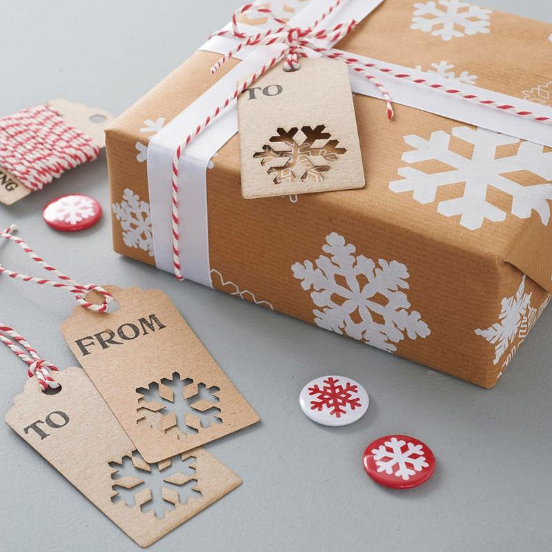 weihnachtsgeschenke verpacken dekoration schneeflocken buttons schneiden