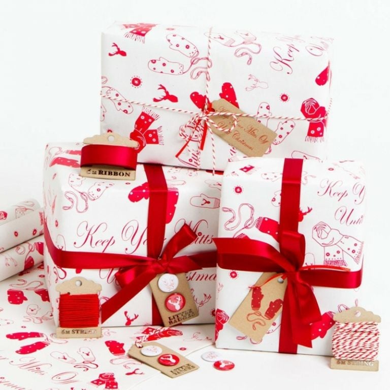 weihnachtsgeschenke verpacken rot weiss motive schleife anhaenger