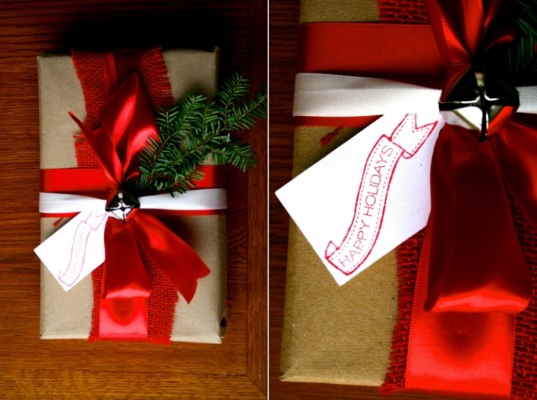weihnachtsgeschenke verpacken schleife rot weiss gloeckchen tannenzweig