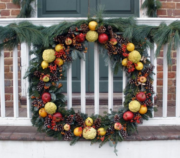 weihnachtskranz basteln veranda dekoration idee aepfel tannenzweige