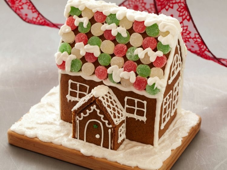 weihnachtsplätzchen und lebkuchen haus idee dach bunt zuckerguss