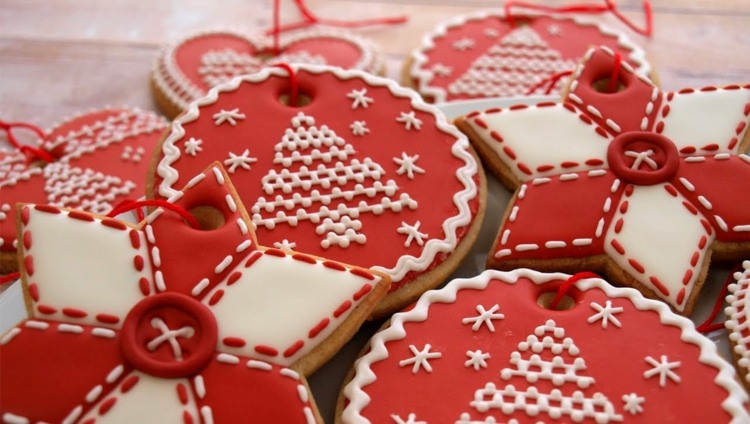 weihnachtsplätzchen und lebkuchen rot weiss knopf dekoration idee