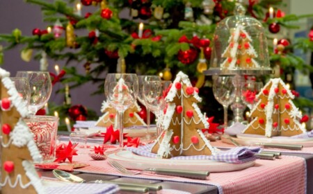 weihnachtstisch dekorieren lebkuchen tannenbaum servietten blau karierert