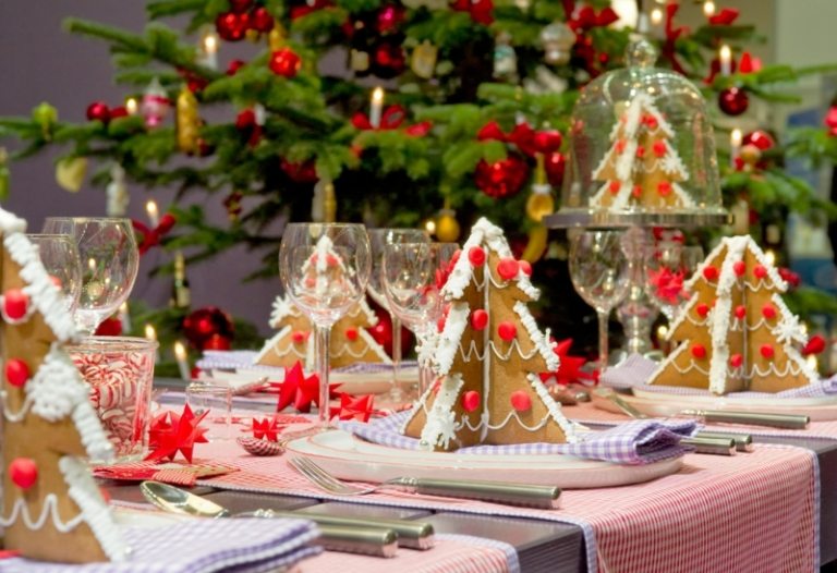 weihnachtstisch dekorieren lebkuchen tannenbaum servietten blau karierert