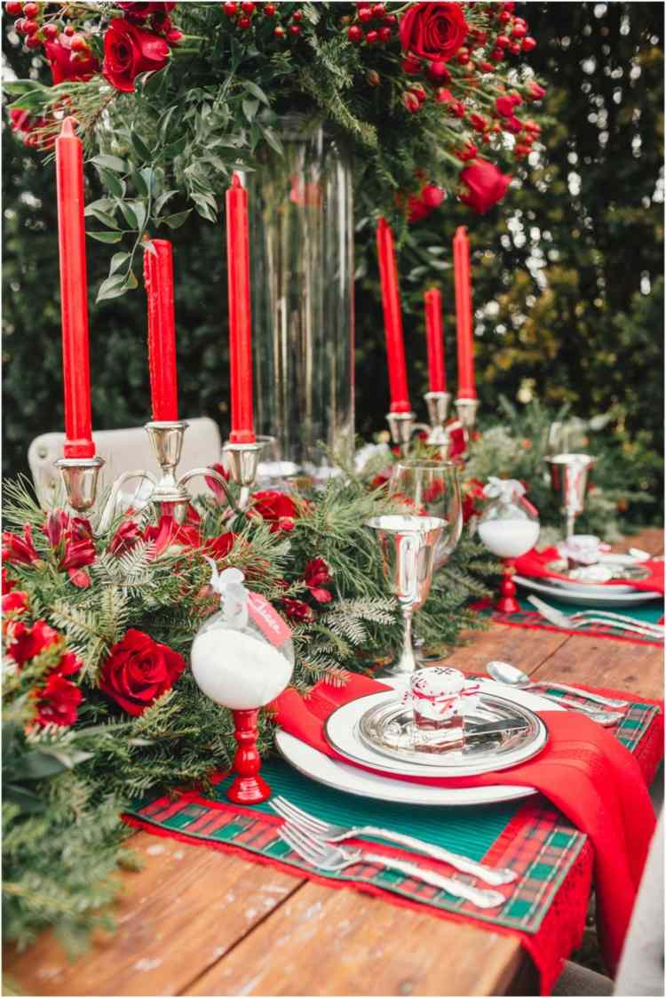 weihnachtstisch dekorieren tafelkerzen rot gruen geschirr platzdeckchen