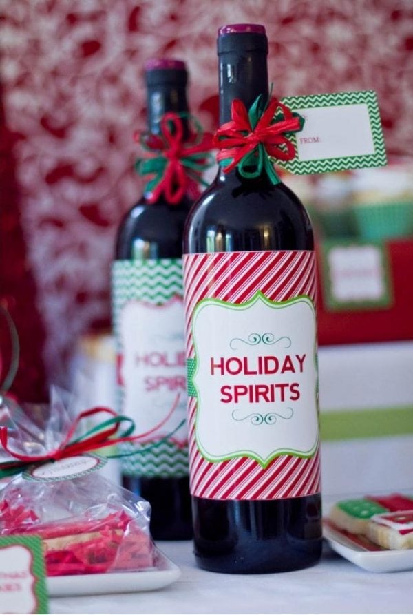 weinflaschen zu weihnachten dekorieren etikett raffia schleife