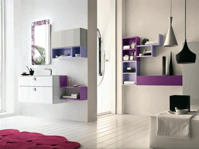 weiß lila Badezimmer gestalten Pendelleuchte modernes Design