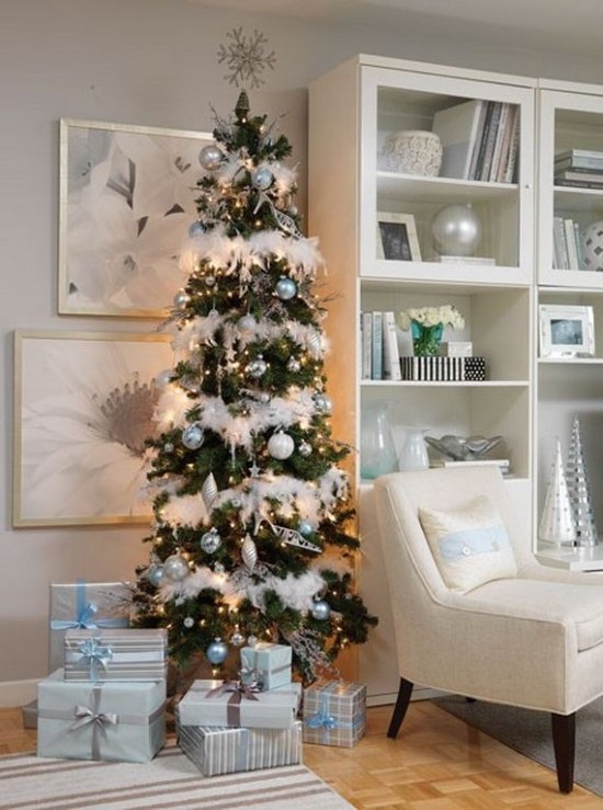weiße weihnachtsdeko christbaum federboa hellblau