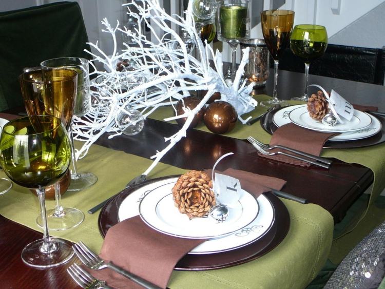 winterliche-tischdeko-ideen-weihnachten-advent-zapfen-braun-gruen-elegant-