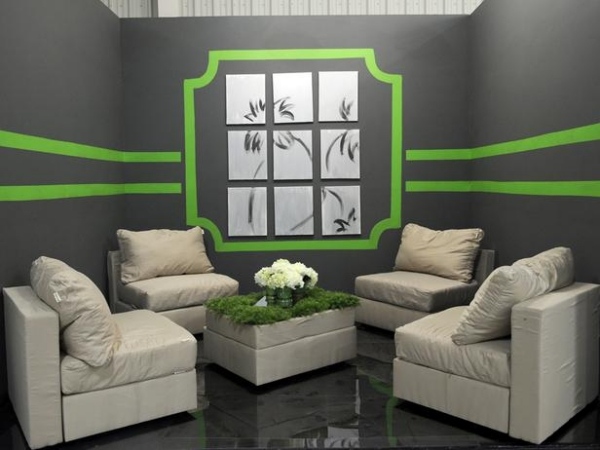 wohnzimmer grau modern kontrastfarben sofas hocker grüne streifen wandaufkleber einrichtungsmöglichkeiten boden belag glänzend dunkel