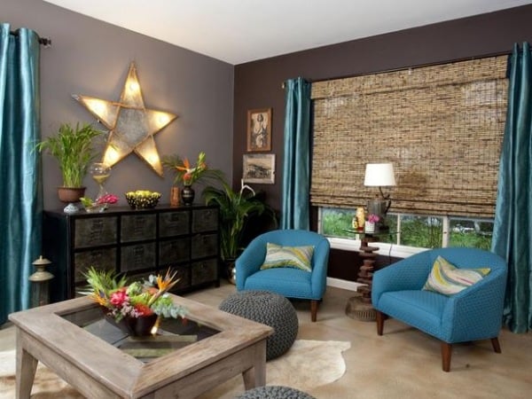 Innendesign wohnzimmer möglichkeiten trendig azurblau türkis wandgestaltung einrichtung sofas gardinen beleuchtung exotisch