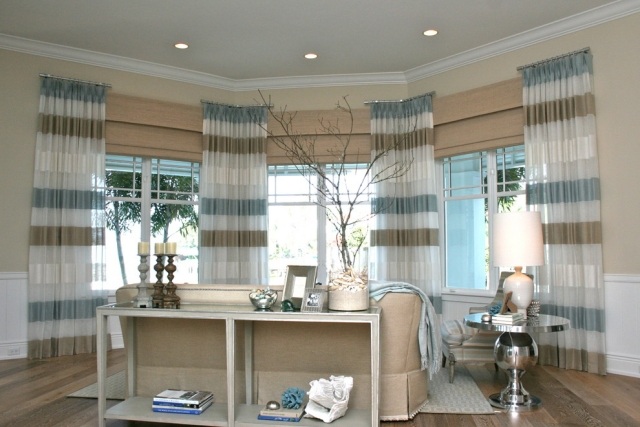 wohnzimmer klassisch beige blau konsolentisch panoramafenster