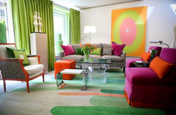 wohnzimmer trendig möglichkeiten dekoelemente innendesign fuchsia grün grau farbakzente stilvoll