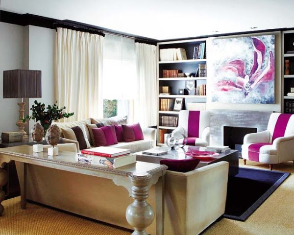 wohnzimmer einrichtung modern herbsbt komplimentärtöne violett cremeweiß farbschema frisch dekoelemente