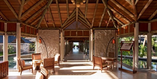 5-Sterne Hotel Seychellen Constance Ephelia holzdach steinsäulen