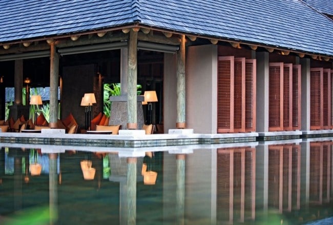 5-Sterne Hotel auf den Seychellen pool wasserspiegel cafe