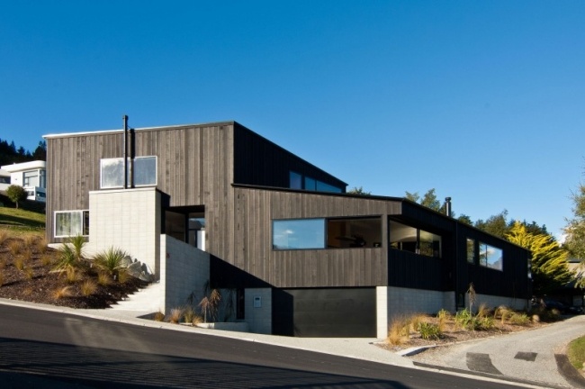 Architektenhaus Design Außenbereich zederholz schwarz Wandverkleidung am Hang-gebaut