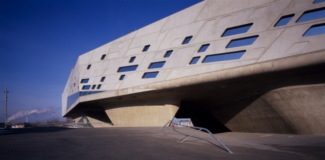 Architektur modern Kunstwerk-Science Center Phaeno-Wolfsburg Fassade Öffnungen-Hadid 