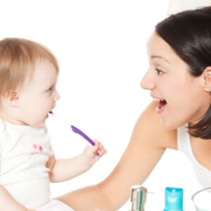 Baby Zähne putzen praktisch Anleitung Zahnbürste Eltern