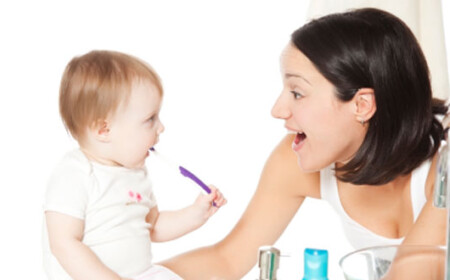 Baby Zähne putzen praktisch Anleitung Zahnbürste Eltern