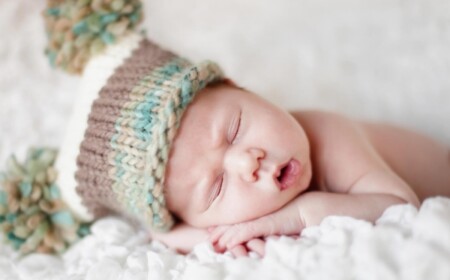 Baby ruhigen schlaf Tipps süß gestrickte Mütze-Ratgeber Eltern