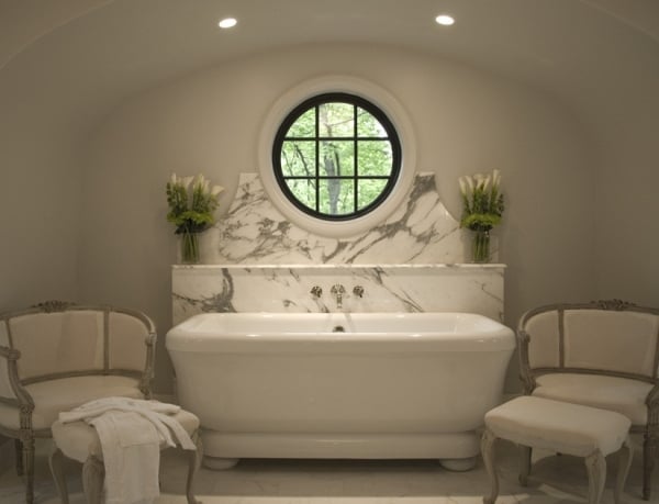 Design Badewanne-Weiß Rundfenster-Marmor Elemente Art-Deko Zimmerpflanzen