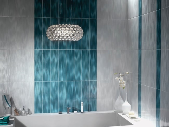 Badezimmer Fliesen effekte poliert blau weiß badewanne