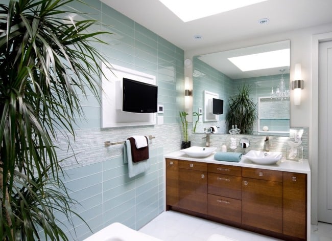 Badezimmer Fliesen glas mosaik holz waschtischunterschrank palme