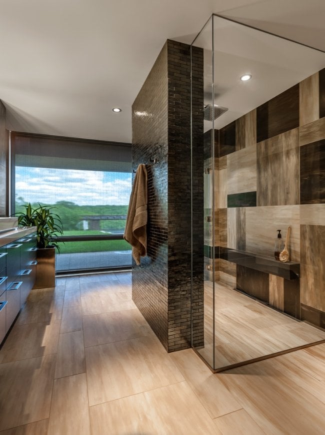 Badezimmer Fliesen modern holzoptik glas duschebereich panoramafenster
