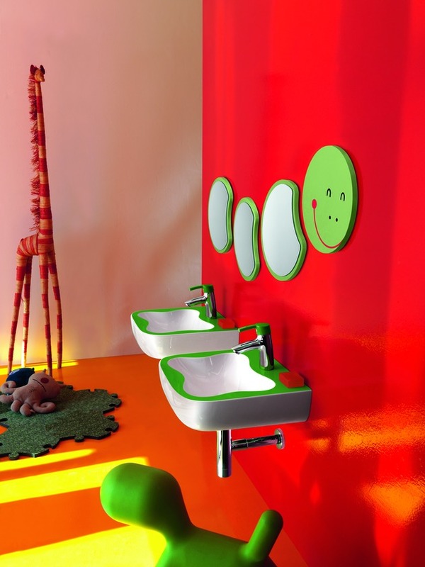 Badezimmer Gestaltungsideen-für Kinder Spiegel Florakids-Laufen Raupe-Wandgestaltung Rot
