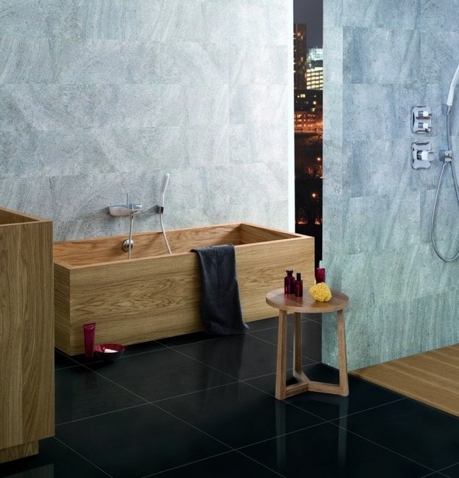 Badezimmer  Holz Möbel Badewanne dunkle Bodenfliesen Marmorwand