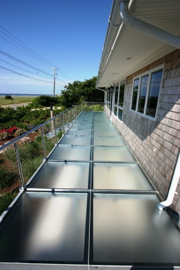 Balkonideen boden Belag mattes Glas-transparenz leichtigkeit modern Aussehen