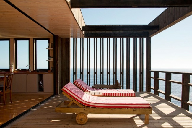  Haus Felsen Liegestühle Holz moderne Architektur Sonnenschutz