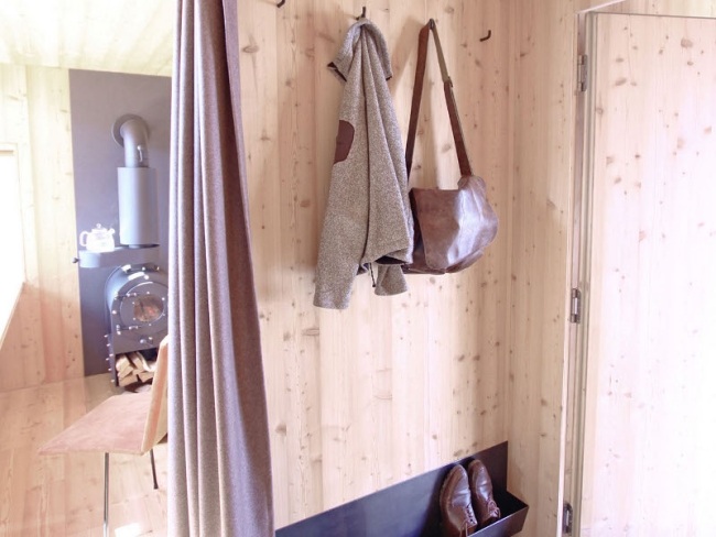 Feriendomizil Innendesign Lärchenholz Wand verkleidung-Kamin Eingang-Kleiderhaken