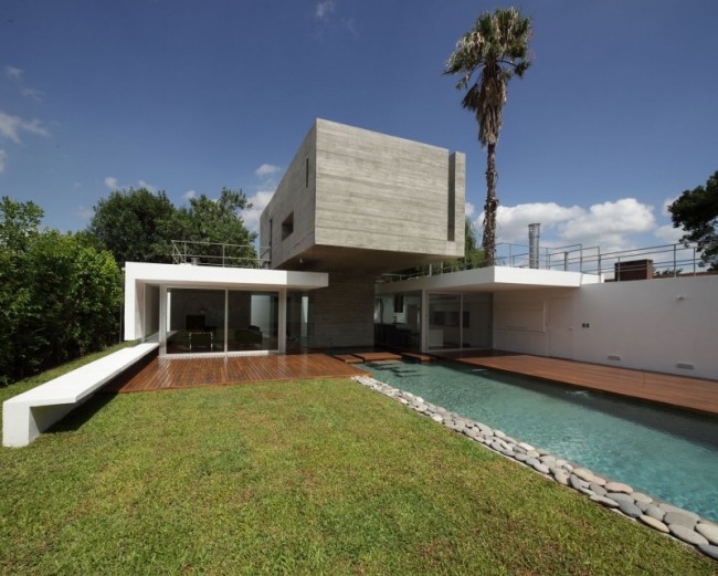 Betonhaus modern Flachdach auskragend Baukörper-Pool Anlage-Rasenfläche